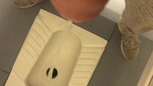 Парень писает в общественном туалете