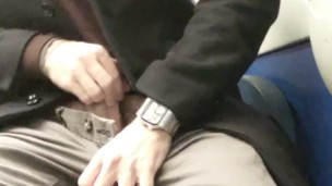 Lo tiro fuori in un treno e rischio di essere scoperto