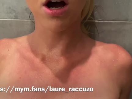Mon demi-frère me surprend et me baise dans la douche