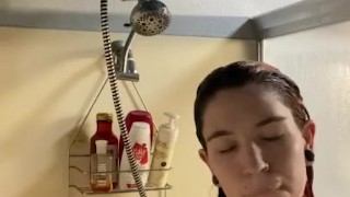 Hot gata se espumando no chuveiro