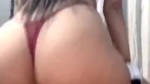 Hermosa latina haciendo twerk y bailando en tanga