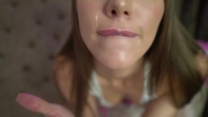 ШКОЛЬНИЦА СОСЕТ И СКАЧЕТ НА ЧЛЕНЕ ПОСЛЕ УРОКОВ