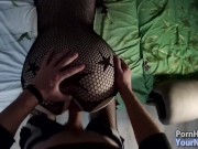 СУКА В СЕТКЕ НЕЖНО СОСЕТ И ТРАХАЕТСЯ 12/16