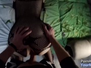 СУКА В СЕТКЕ НЕЖНО СОСЕТ И ТРАХАЕТСЯ 13/16