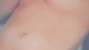 Provocação de tittie na hora do banho