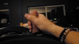 Amateur cums all over himself 