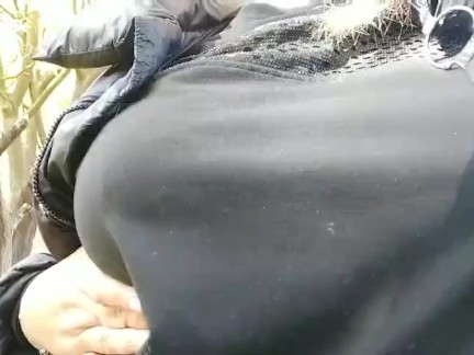 Horká milf venku ukazuje velká prsa