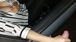 Esposa italiana saiu no carro para emprestar a um amigo e fazê-la beber sua porra