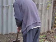 I dig a hole for autumn garbage. 1/16