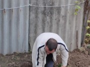 I dig a hole for autumn garbage. 10/16