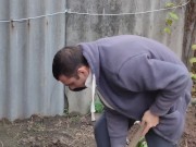 I dig a hole for autumn garbage. 2/16