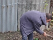 I dig a hole for autumn garbage. 3/16