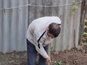 I dig a hole for autumn garbage.