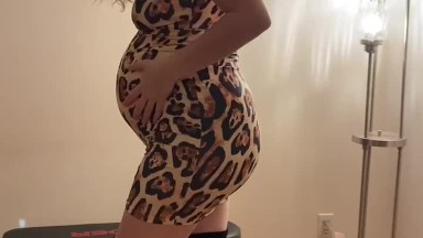 Pregnant hottie goes into labor (role play)