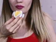 Блондинка ест вареные яйца и засовывает пальцы в мокрую письку Кира Лостер 4/16