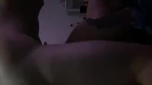 namorada loira tatuada com tesão é fodida com tanta força que orgasmos e é recompensada com uma gozada