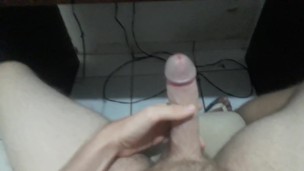 Branco dotado batendo uma punheta gostosa mostrando a rola grande