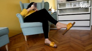 Foot model got bored during quarantine (POV foot worship, big feet, bare soles, foot tease, toes)