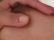 Se consuela sola en el baño teniendo el coño humedo