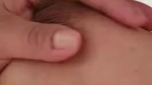 Se consuela sola en el baño teniendo el coño humedo