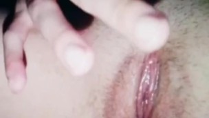 Masturbándose en casa cuando los padres están en casa