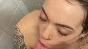 Linda Blonde não resistiu a chupar meu pau e engolir minha porra no chuveiro 
