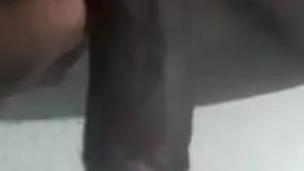 Cubano se masturba en el baño