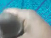 Hombre musculoso se masturba 