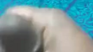 Hombre musculoso se masturba 