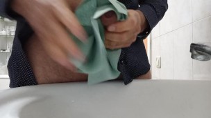 i pee, jerk off and washing my dick. Я ссу , дрочу и мою свой хуй.