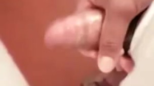 Joven latino se masturba