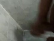 Me masturbo en el baño