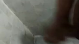 Me masturbo en el baño
