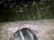 Cogemos en el mirador de la ciudad en la noche (4K) 10/16