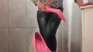 Wetting my Jenas all go to my shoes I show you when get off my high heels and rub my clit by heels