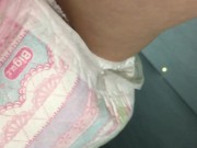 002 オヤスミマンでおもらし！ピンクの柄が可愛いおむつ - Screenshot 13 of 16 - Pee