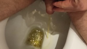 Peeing and stroking the head of my dick. Ссу и поглаживаю головку члена.