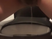 Uro fétichistes gros pipi dans les toilettes de mon voisin 12/16