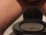 Uro fétichistes gros pipi dans les toilettes de mon voisin 8/16