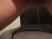 Uro fétichistes gros pipi dans les toilettes de mon voisin 9/16