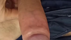 Jerking off with saliva. Дрочу и смазываю головку слюной.