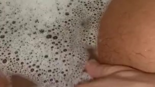 Juicy fat pussy in bubbly Tub masterbating 