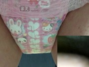 012 トイレトレーニング用おむつにおもらし！かぶせてシコシコ気持ちよくなっちゃう - Screenshot 4 of 16 - Pee