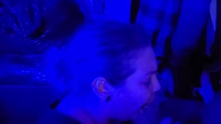 Sloppy top in the blue light - Vidéo de sexe gratuite - RedTube