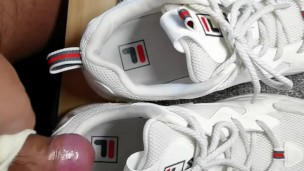 Cum on FILA shoes 射进美女的FILA运动鞋
