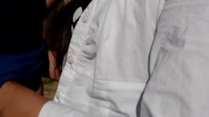 SE LA CHUPO A UN VIGILANTE DE UN VIÑEDO MIENTRAS PASEABA