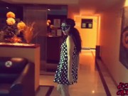 Puta caliente se desnuda en el pasillo del hotel y me da unas buenas mamadas