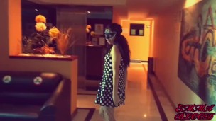 Puta caliente se desnuda en el pasillo del hotel y me da unas buenas mamadas