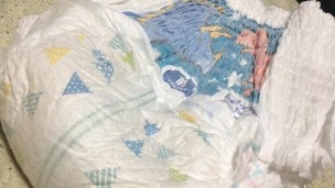 016 おむつの中でおしっこのいい音がします…！　おむつでおもらしするの最高！