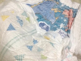 016 おむつの中でおしっこのいい音がします…！　おむつでおもらしするの最高！
